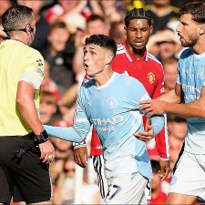 Manchester United pretrpio je još jedan poraz protiv Manchester Cityja sa samo deset igrača